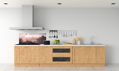Panneau crédence cuisine Ballon au-dessus de la forêt