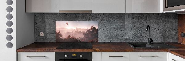 Panneau crédence cuisine Ballon au-dessus de la forêt