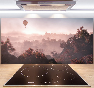 Panneau crédence cuisine Ballon au-dessus de la forêt