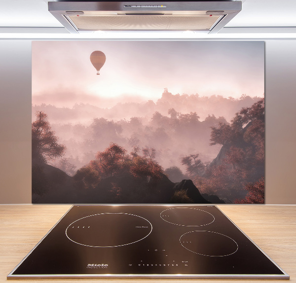 Panneau crédence cuisine Ballon au-dessus de la forêt
