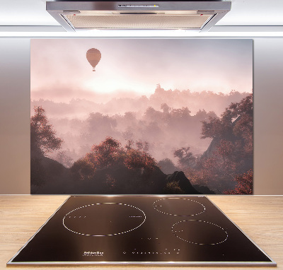 Panneau crédence cuisine Ballon au-dessus de la forêt