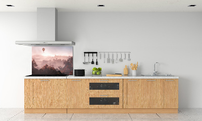 Panneau crédence cuisine Ballon au-dessus de la forêt