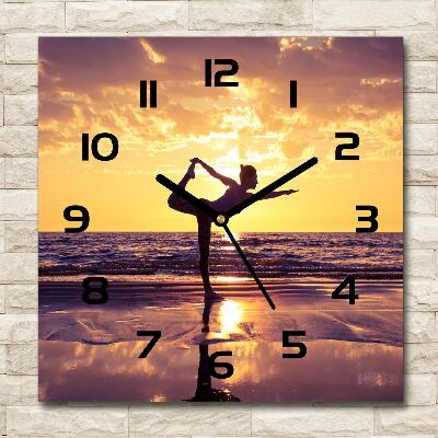 Horloge carrée en verre Yoga sur la plage