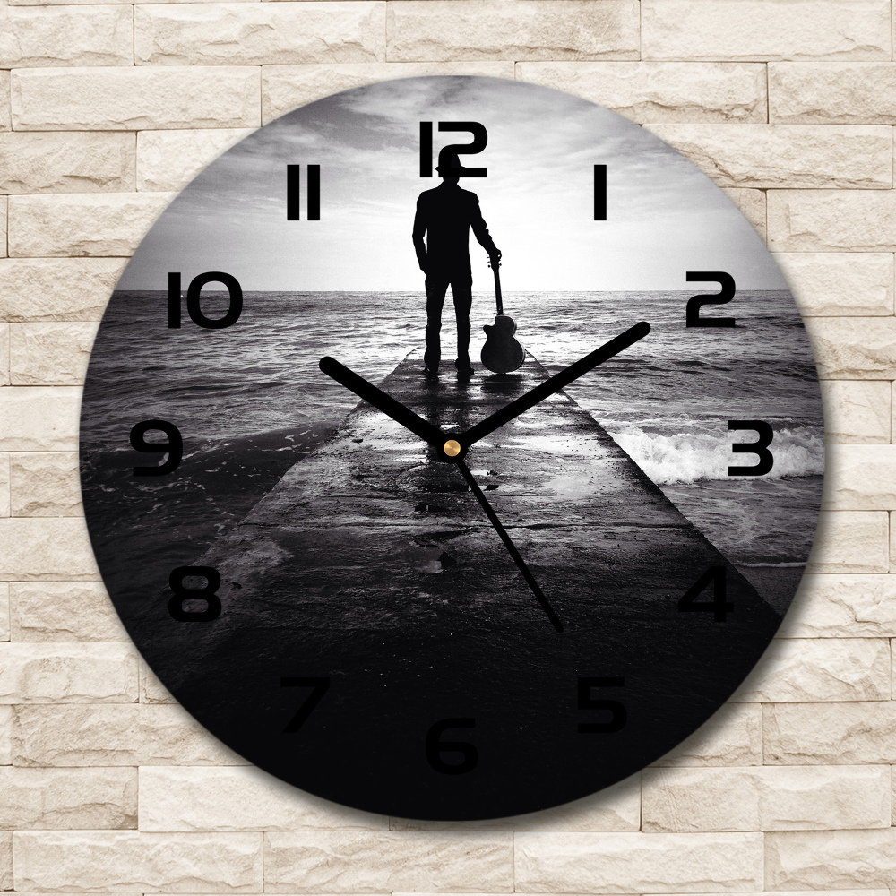 Horloge ronde murale Guitariste sur une jetée