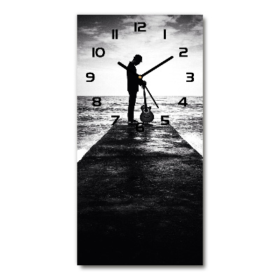 Horloge murale verticale Guitariste sur une jetée