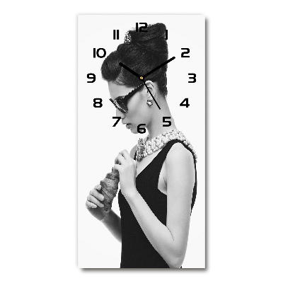 Horloge murale en verre rectangulaire Femme à lunettes