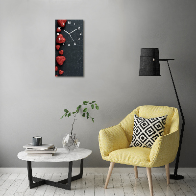 Horloge murale verticale Coeurs sur un tableau noir