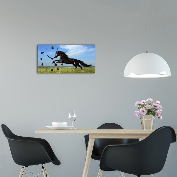 Horloge rectangulaire horizontale Cheval noir dans un pré