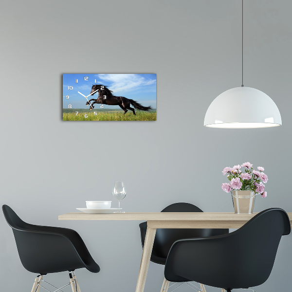 Horloge rectangulaire horizontale Cheval noir dans un pré