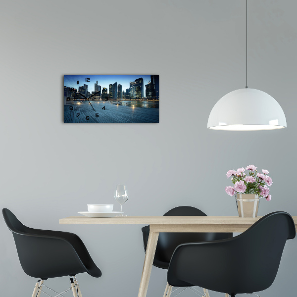 Horloge horizontale en verre Singapour la nuit