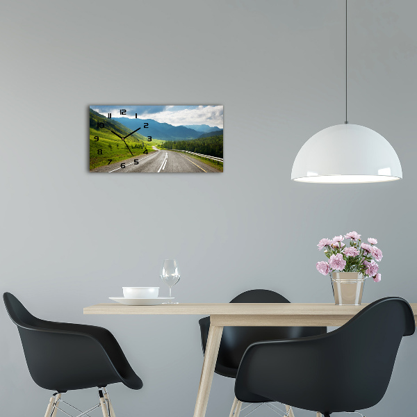 Horloge horizontale Une route dans les montagnes