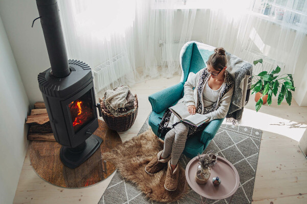Plaque verre ronde sous poêle Traces de rouille sur une surface métallique