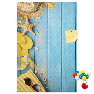 Tableau de liège Accessoires d'été sur fond de bois bleu