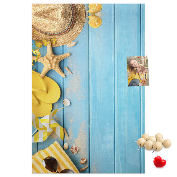 Tableau de liège Accessoires d'été sur fond de bois bleu
