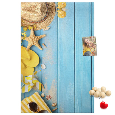 Tableau de liège Accessoires d'été sur fond de bois bleu