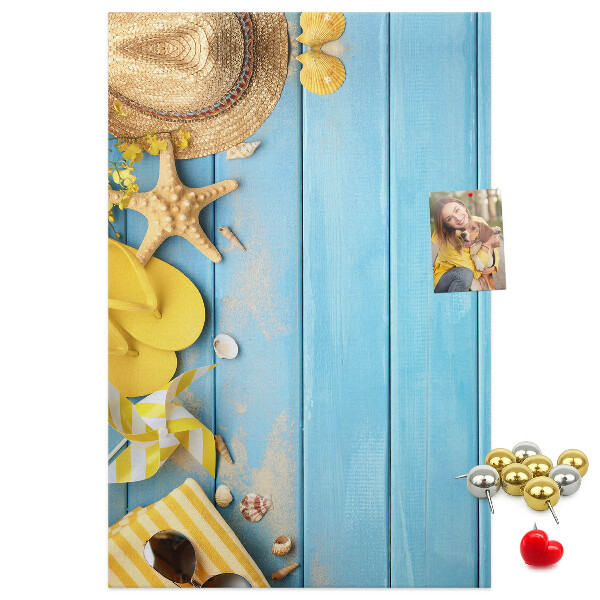 Tableau de liège Accessoires d'été sur fond de bois bleu