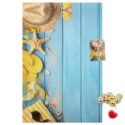 Tableau de liège Accessoires d'été sur fond de bois bleu