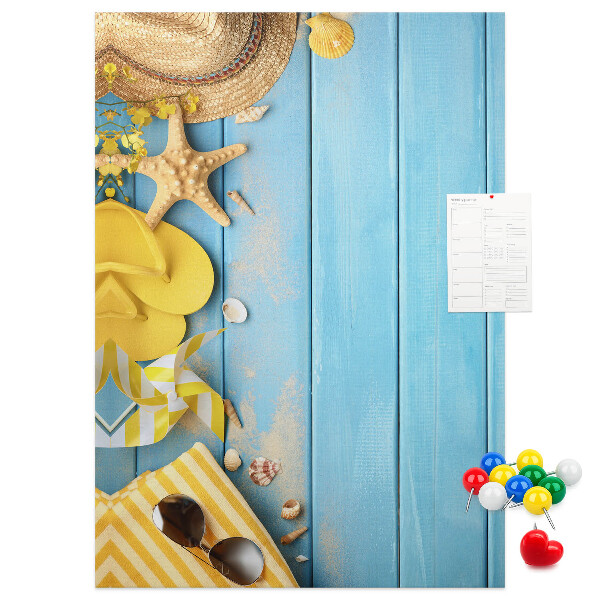 Tableau de liège Accessoires d'été sur fond de bois bleu