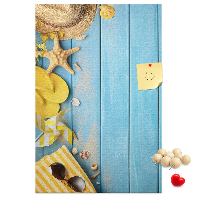 Tableau de liège Accessoires d'été sur fond de bois bleu