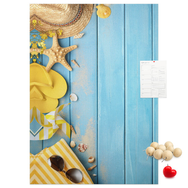 Tableau de liège Accessoires d'été sur fond de bois bleu