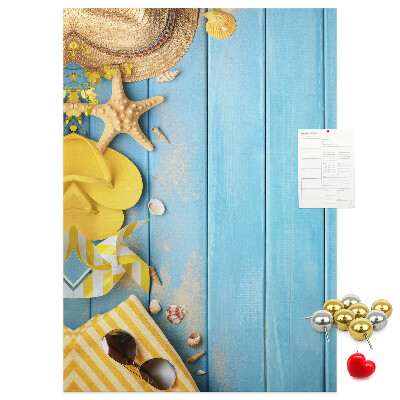 Tableau de liège Accessoires d'été sur fond de bois bleu
