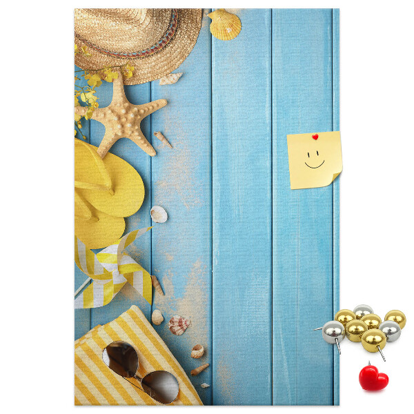 Tableau de liège Accessoires d'été sur fond de bois bleu