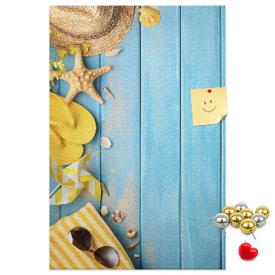 Tableau de liège Accessoires d'été sur fond de bois bleu
