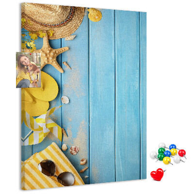 Tableau de liège Accessoires d'été sur fond de bois bleu