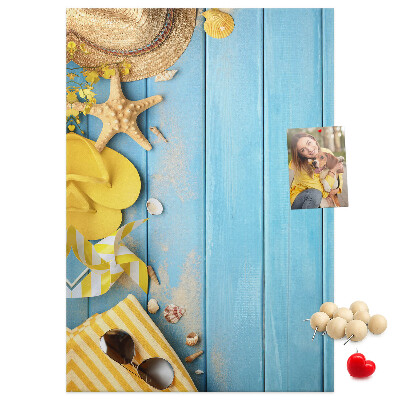 Tableau de liège Accessoires d'été sur fond de bois bleu