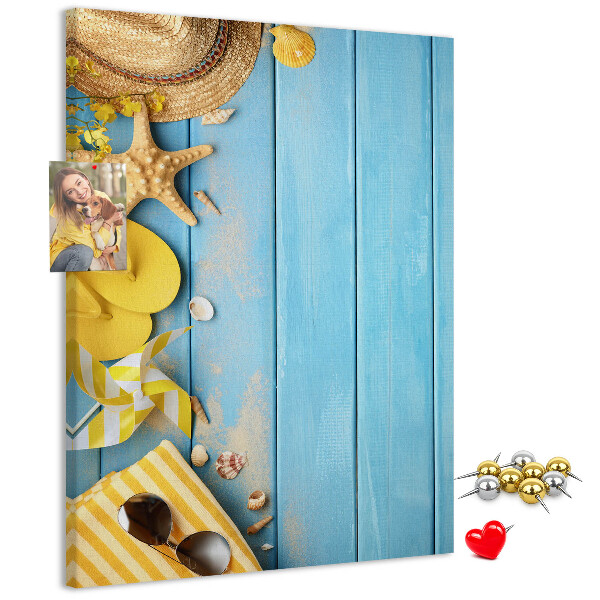 Tableau de liège Accessoires d'été sur fond de bois bleu