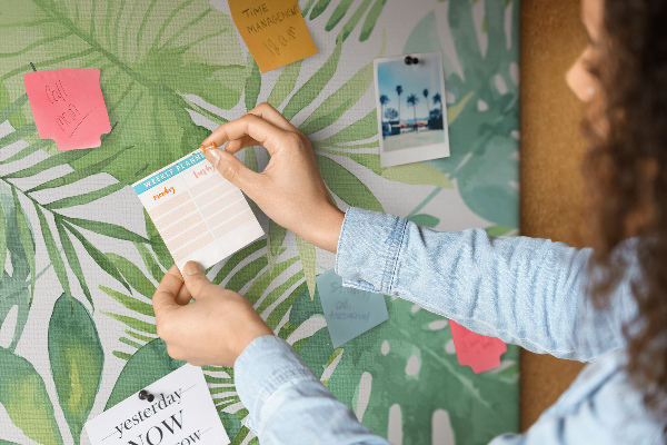 Tableau en liège fantaisie Motif de feuilles tropicales dans des tons de vert