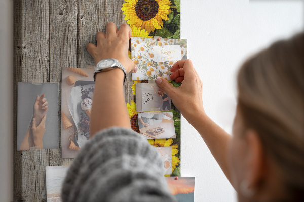 Tableau en liège fantaisie Tournesols sur fond de planche en bois