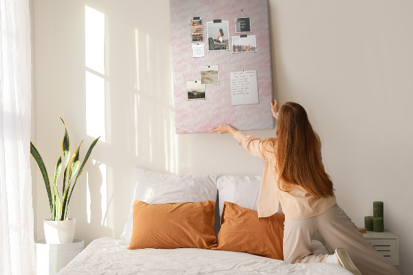 Tableau de liège Délicates roses roses en arrière-plan.