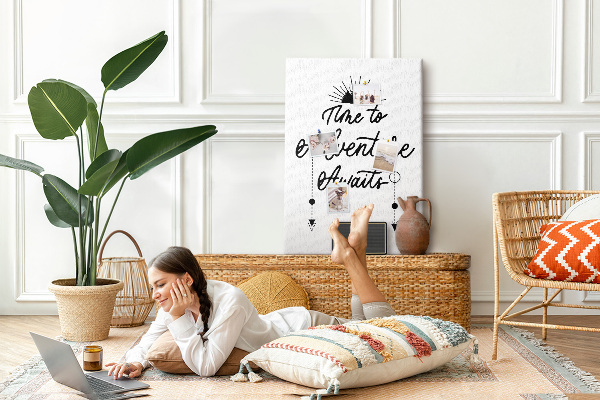 Tableau en liège déco L'heure est à l'aventure avec une inscription inspirante