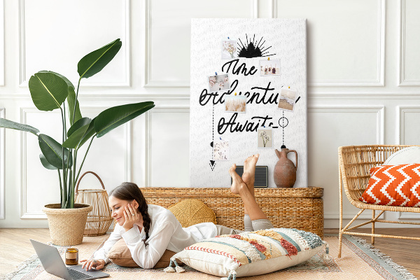 Tableau en liège déco L'heure est à l'aventure avec une inscription inspirante