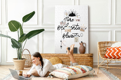 Tableau en liège déco L'heure est à l'aventure avec une inscription inspirante