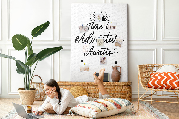 Tableau en liège déco L'heure est à l'aventure avec une inscription inspirante