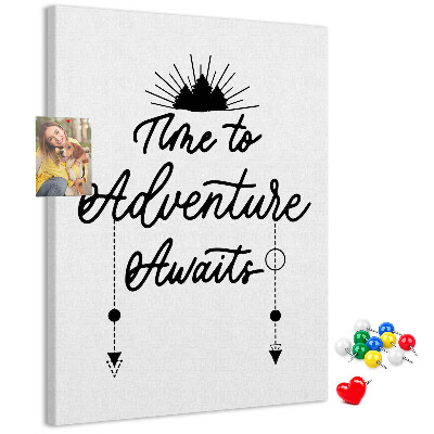 Tableau en liège déco L'heure est à l'aventure avec une inscription inspirante
