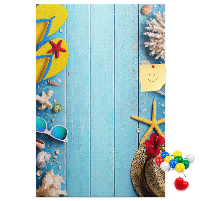 Tableau de liège Accessoires d'été sur fond de bois bleu