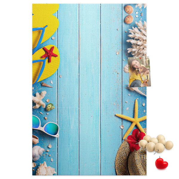 Tableau de liège Accessoires d'été sur fond de bois bleu