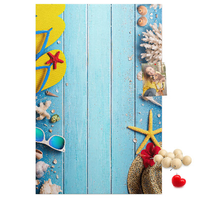 Tableau de liège Accessoires d'été sur fond de bois bleu