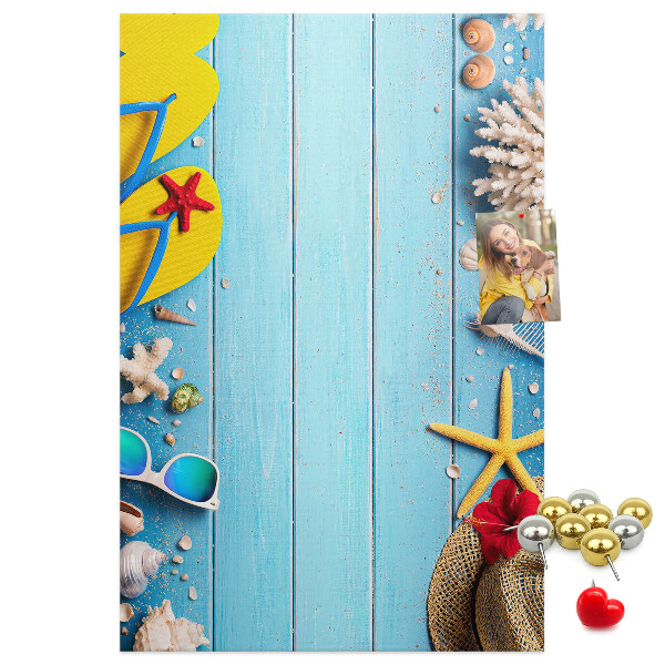 Tableau de liège Accessoires d'été sur fond de bois bleu