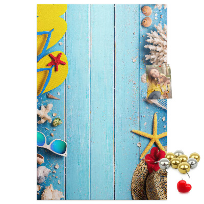 Tableau de liège Accessoires d'été sur fond de bois bleu