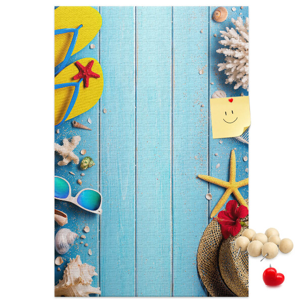 Tableau de liège Accessoires d'été sur fond de bois bleu