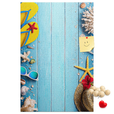 Tableau de liège Accessoires d'été sur fond de bois bleu