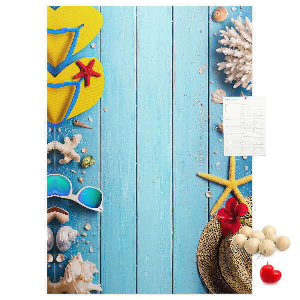 Tableau de liège Accessoires d'été sur fond de bois bleu