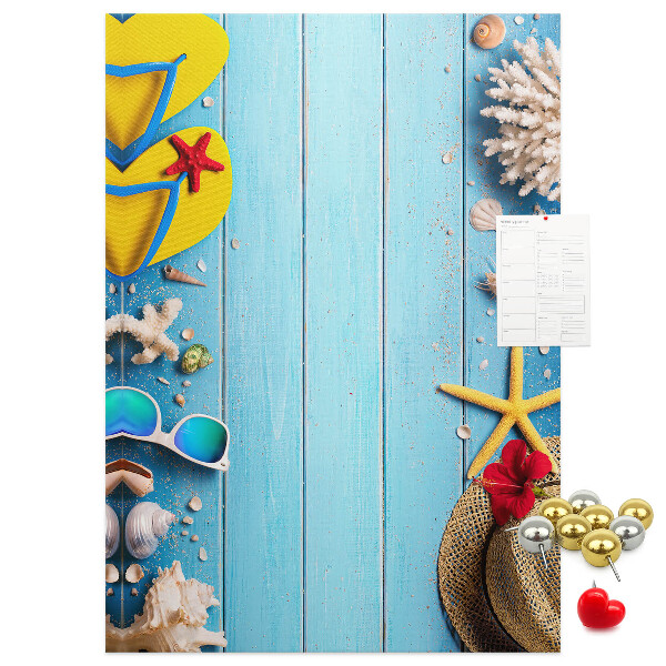 Tableau de liège Accessoires d'été sur fond de bois bleu