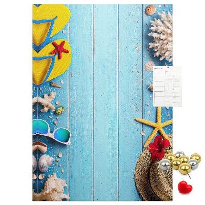 Tableau de liège Accessoires d'été sur fond de bois bleu