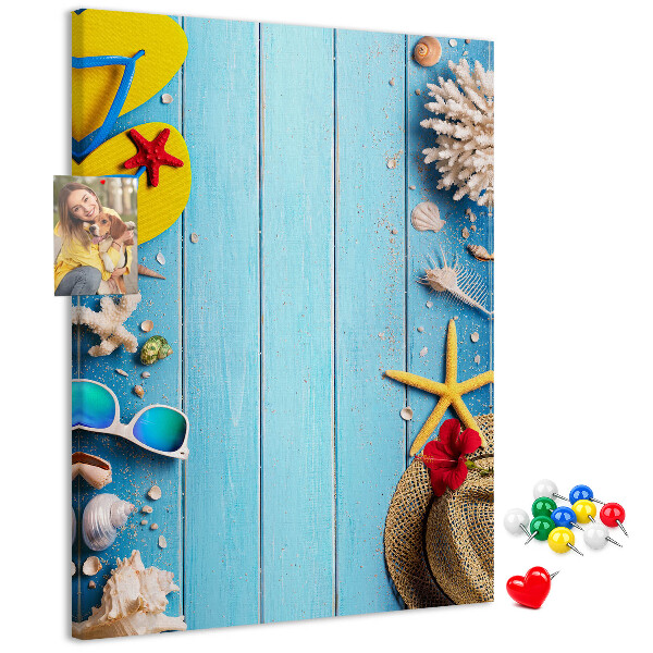 Tableau de liège Accessoires d'été sur fond de bois bleu