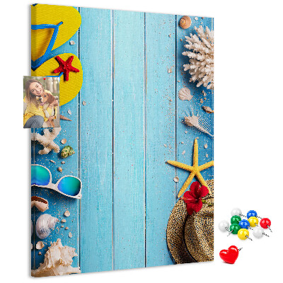 Tableau de liège Accessoires d'été sur fond de bois bleu